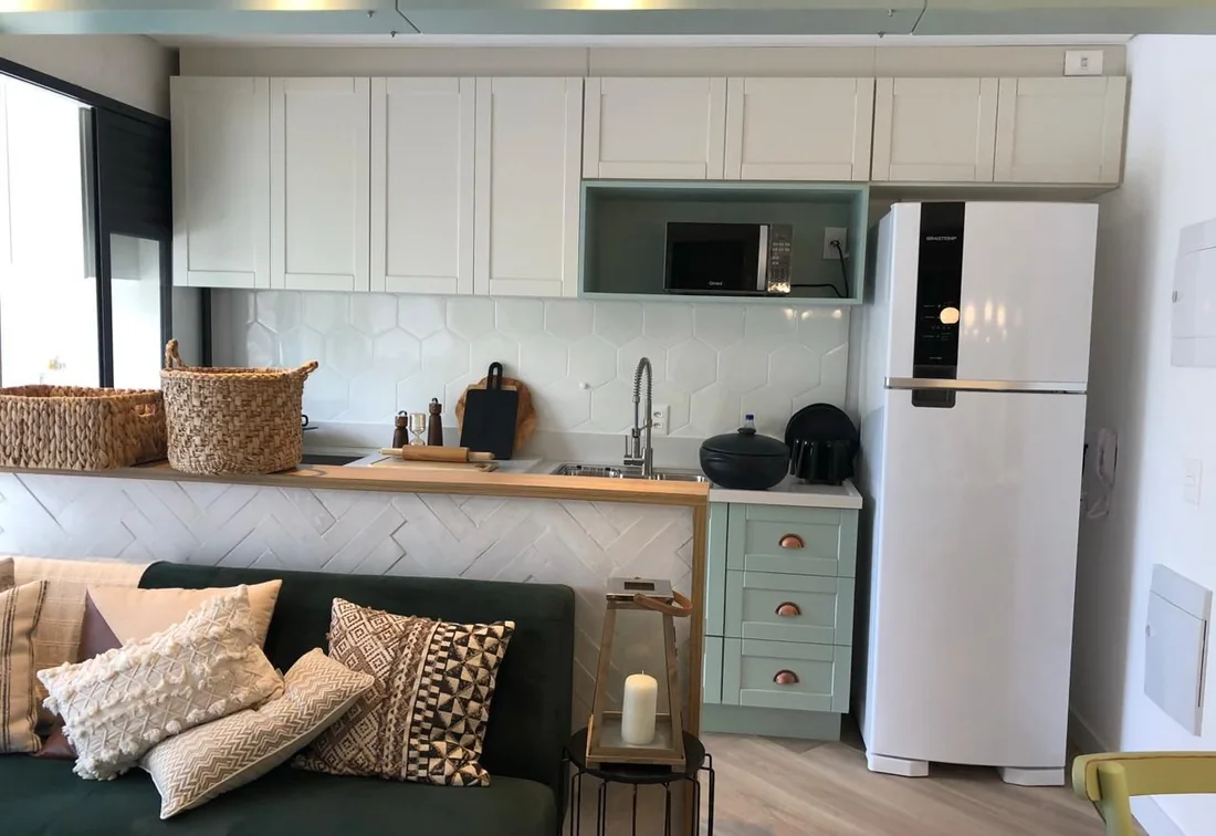 Sala e cozinha integradas depois da reforma, com marcenaria sob medida e bancada de madeira