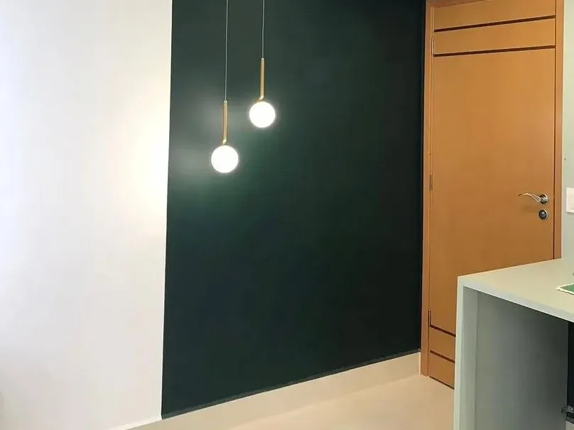 Pintura e acabamento de interiores, com parede de destaque e marcenaria