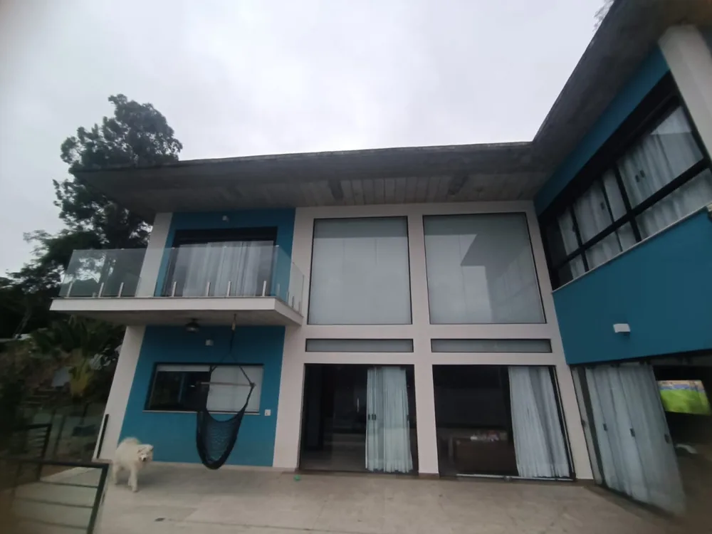 Residência de alto padrão em São Sebastião, com terraço e piscina